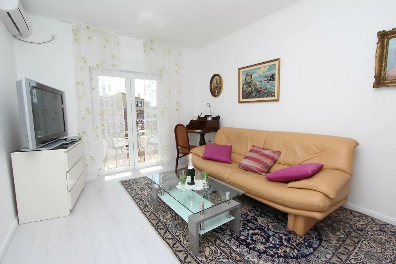 Rooms And Apartments Sally Rovinj 3*,