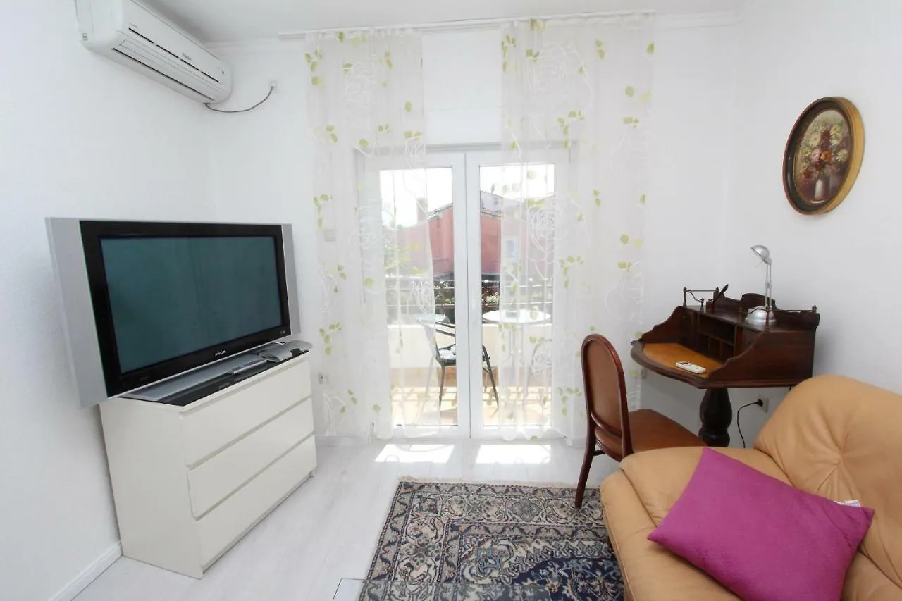 Rooms And Apartments Sally Rovinj Guest house