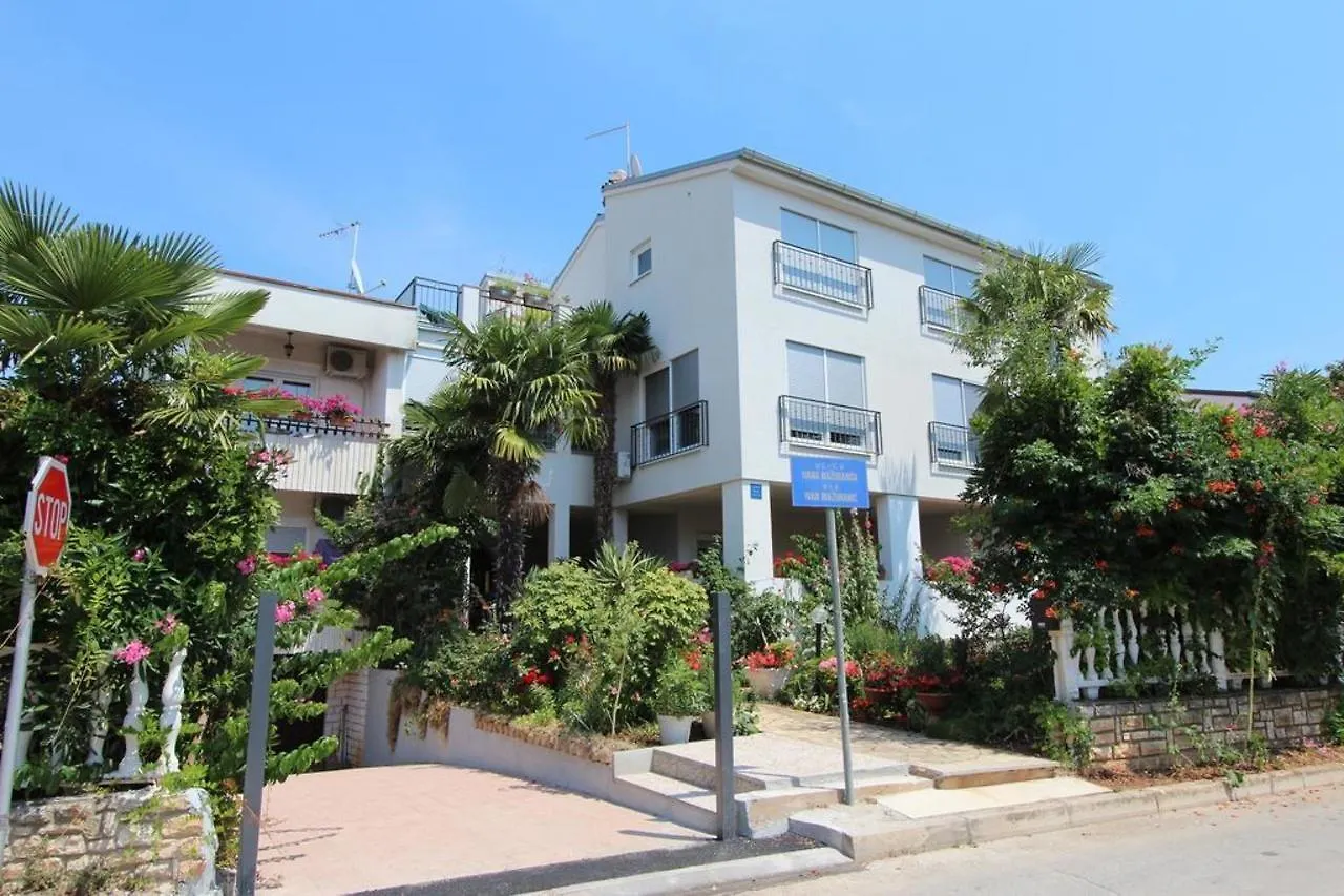 Rooms And Apartments Sally Rovinj Pensjonat